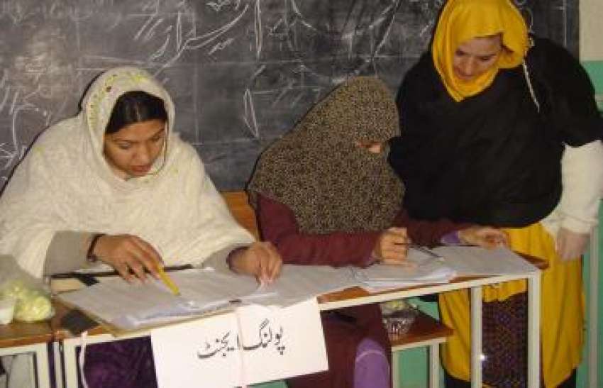 کوئٹہ،ووٹر خواتین انتخابی فہرست میں اپنا ووٹ تلاش کر رہی ..