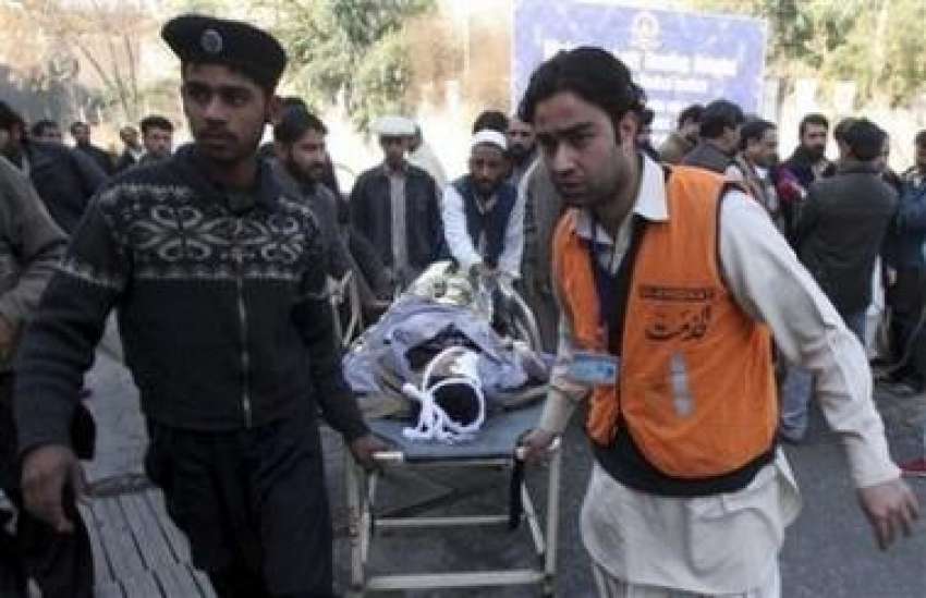 پشاور: خودکش دھماکے میں زخمی ہونیوالے شخص کو طبی امداد کے ..