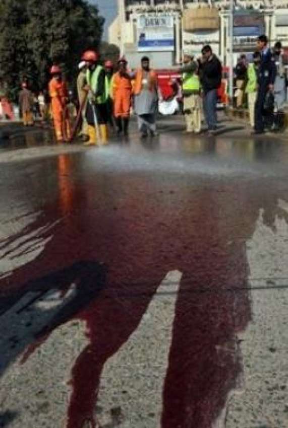 پشاور،مال‌روڈ پر خودکش حملہ والی جگہ پر پھیلے ہوئے خون ..