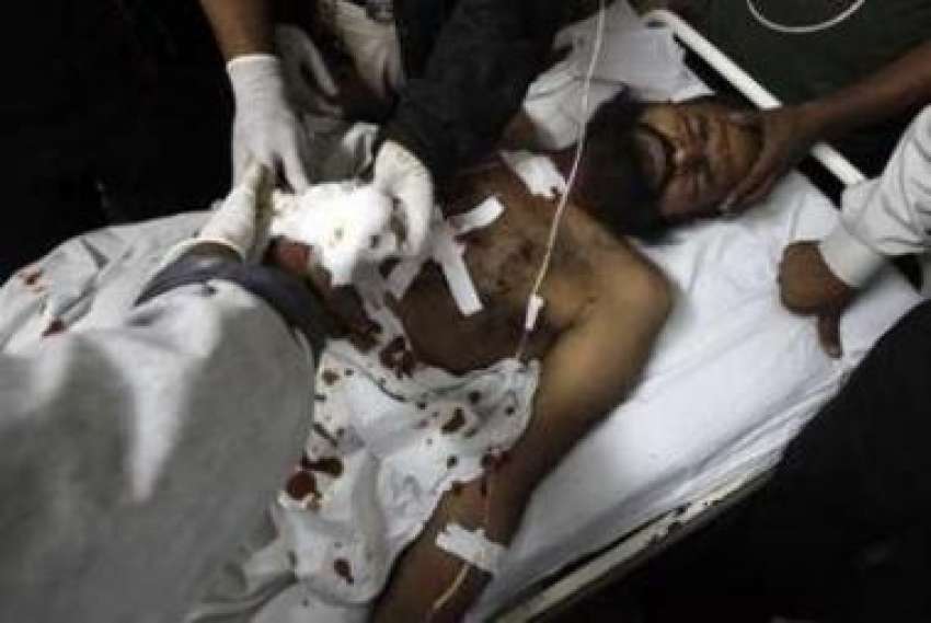 کراچی،بم دھماکہ میں زخمی ہونیوالے ایک شخص کو مقامی ہسپتال ..