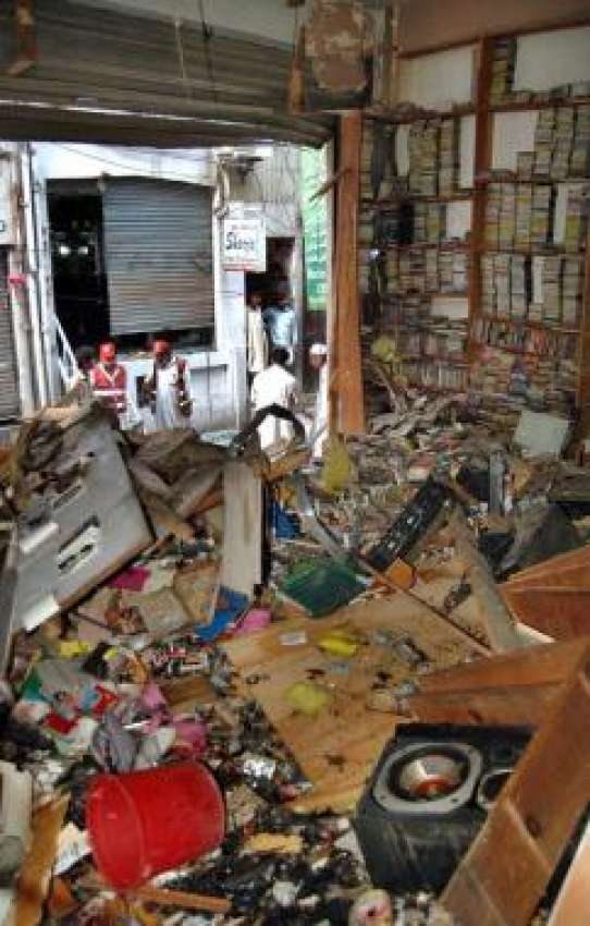 پشاور،بم دھماکے کے بعد ایک سی ڈی کی دکان کی تباہی کا منظر۔