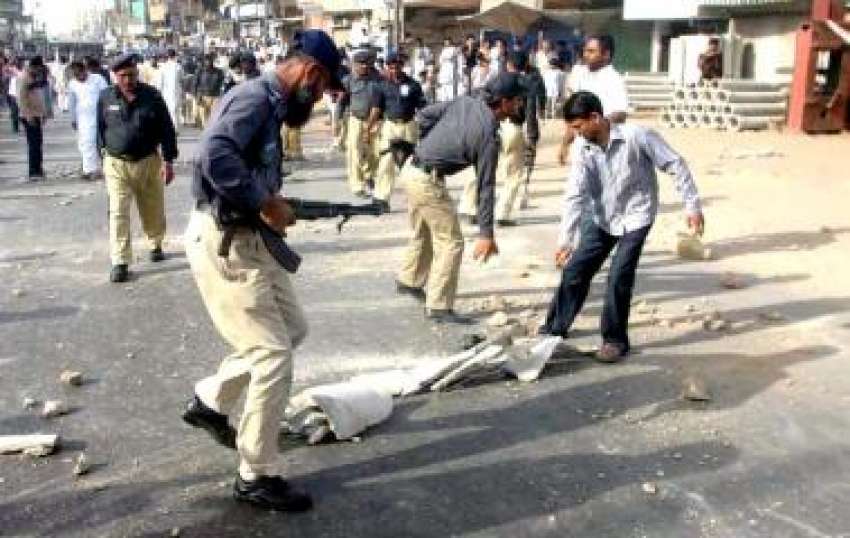 کراچی، پولیس اہلکار گولی مار میں مظاہرے کے بعد سڑک سے روکاوٹیں ..