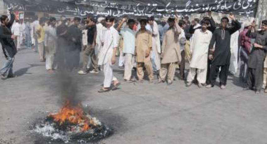لاہور،لوڈشیڈنگ کیخلاف مقامی ایسوسی ایشن کے کارکن ٹائر جلا ..