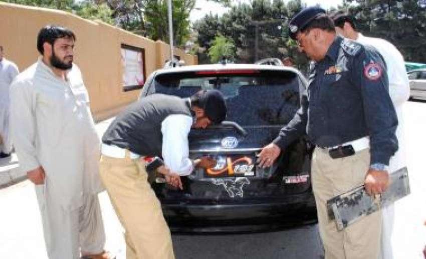 کوئٹہ، ٹریفک پولیس کے اہلکار غیر قانونی طور پر لگائی گئی ..