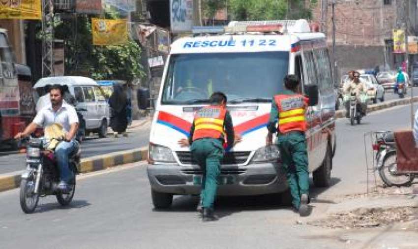 لاہور، ریسکیو 1122 ایمبولینس میں فنی خرابی ہونے کے باعث اہلکار ..