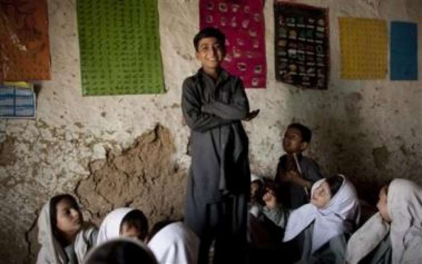 اسلام آباد کے نواحی علاقے میں افغان بچے کچے سکول میں تعلیم ..