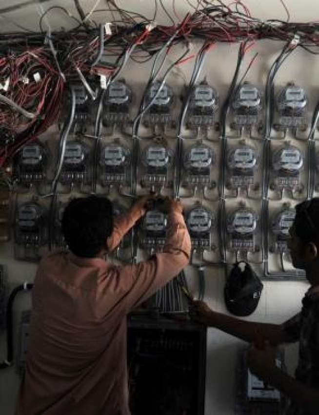 کراچی،کے ای ایس سی کے ارکان ایک نئی عمارت میں الیکٹرک میٹر ..