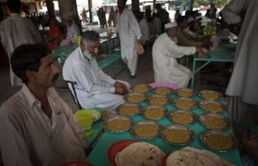 راولپنڈی،غریب شہری حکومت کے سبسیڈائزڈ دسترخوان پر کھانا ..