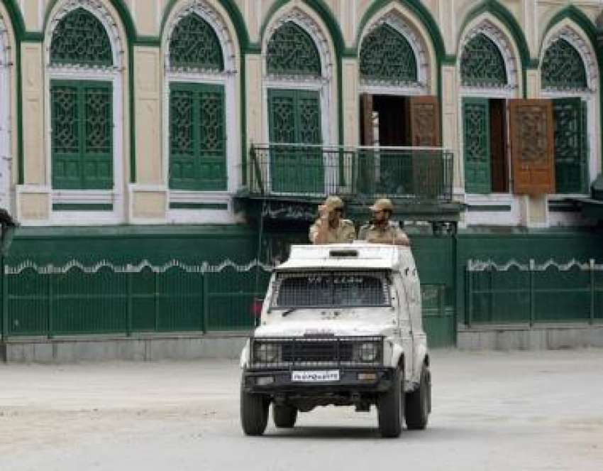 سرینگر،بھارتی فوج کے اہلکار کرفیو کے دوران گشت کر رہے ہیں۔