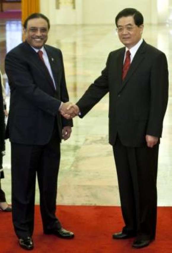 بیجنگ، صدر آصف علی زردای سے چینی ہم منصب ہوجن تاؤ مصافحہ ..