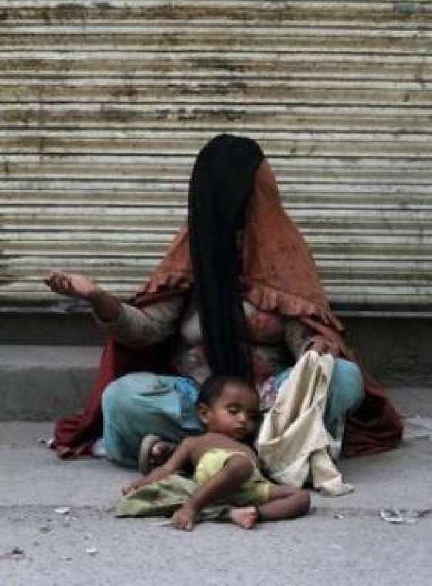لاہور، ایک غریب عورت اپنے بچوں کا پیٹ پالنے کیلئے بھیک مانگ ..