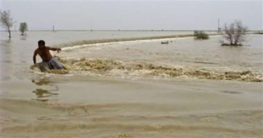 صوبہ بلوچستان کے علاقہ بختیارآباد میں ایک شہری سیلابی پانی ..