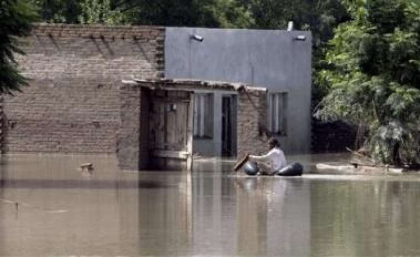 پشاور،ایک شخص سیلاب سے متاثرہ علاقہ میں ایک شخص پلاسٹک کی ..