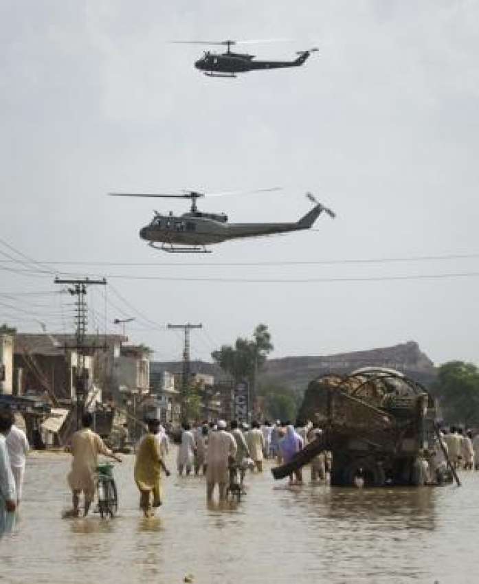 نوشہرہ، پاک فوج کے ہیلی کاپٹر بارشوں کے باعث آنے والے سلابی ..