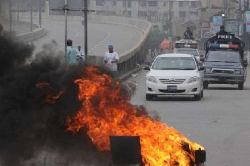 کراچی،پولیس کی گاڑیاں نامعلوم افراد کی جانب سے جلائی گئی ..