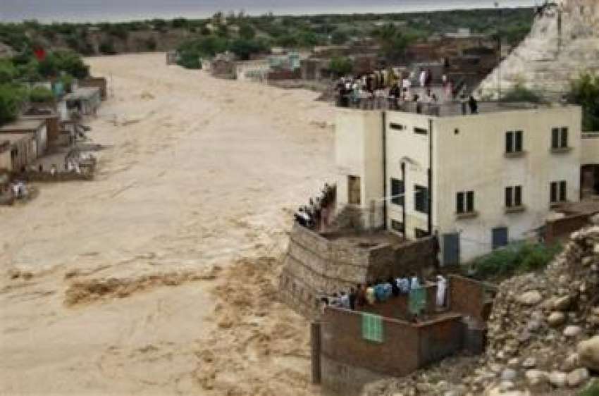 ڈیرہ غازی خان،شہریوں کی بڑی تعداد اپنے گھروں کی چھت پر کھڑی ..
