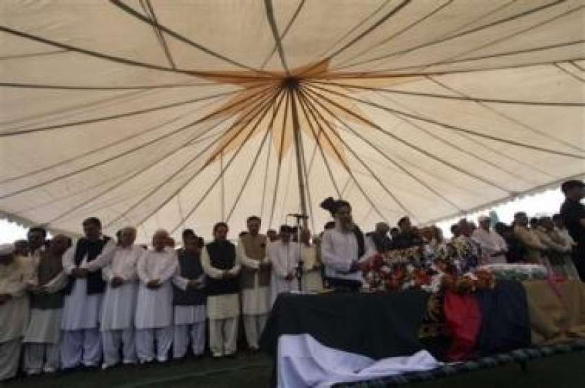 پشاور،کمانڈنٹ ایف سی صفت غیور کی نماز جنازہ ادا کی جا رہی ..