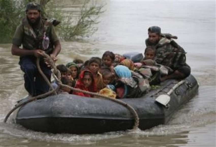 کشمور،پاک فوج کے جوان توڑی بند کے علاقہ میں سیلاب میں‌پھنسے ..