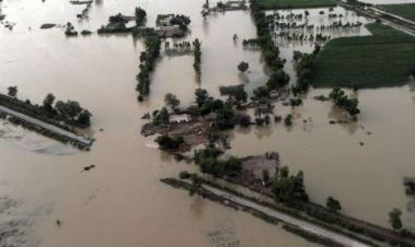 سیلاب میں ڈوبے ہوئے کوٹ ادو شہر کا فوجی ہیلی کاپٹر سے لیا ..