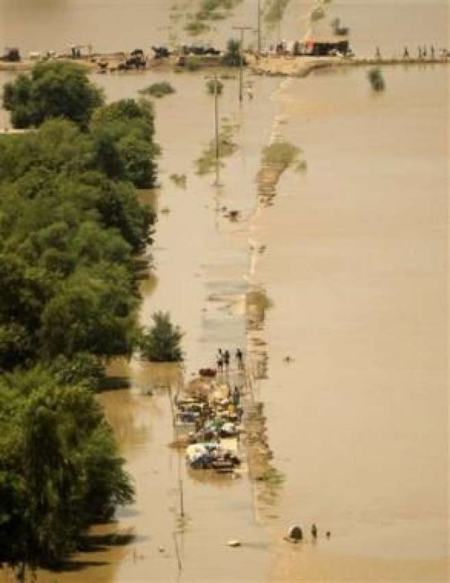سکھر،غوث پور میں سیلاب سے متاثرہ افراد سیلابی پانی میں نسبتا ..