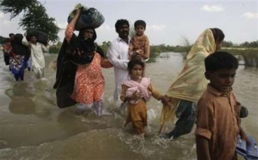 ملتان،مظفرگڑھ کے سیلاب سے متاثرہ خواتین بچے سیلابی پانی ..