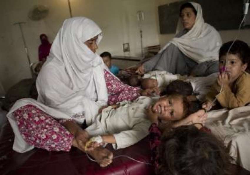 نوشہرہ،پاک فوج کے بنائے گئے طبی کیمپ میں ایک بچہ زیرعلاج ..