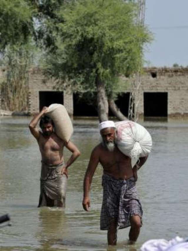 کرم پور،سیلاب سے متاثرہ دو شہری اپنے خاندان کیلئے امدادی ..