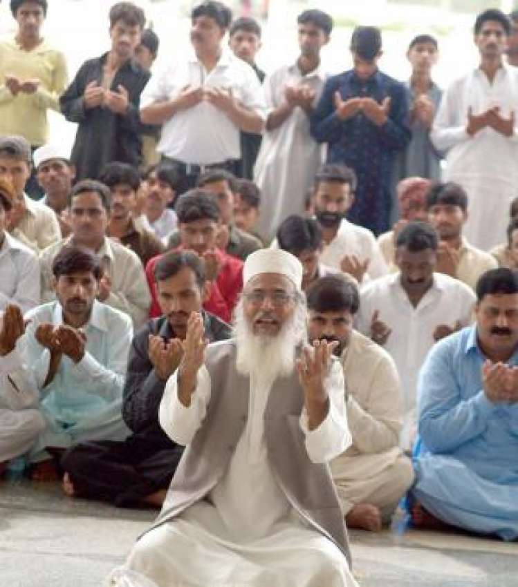 اسلام آباد،فیصل مسجد میں نماز استسقا کی ادائیگی کی بعد شہری ..