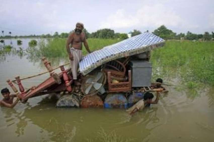ملتان، سیلابی پانی سے بچنے کیلئے متاثرہ خاندان کے افراد ..