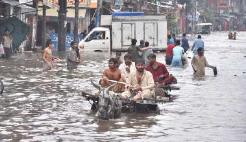 لاہور، صوبائی دارالحکومت میں‌ بارش کے بعد لکشمی چوک نہر ..