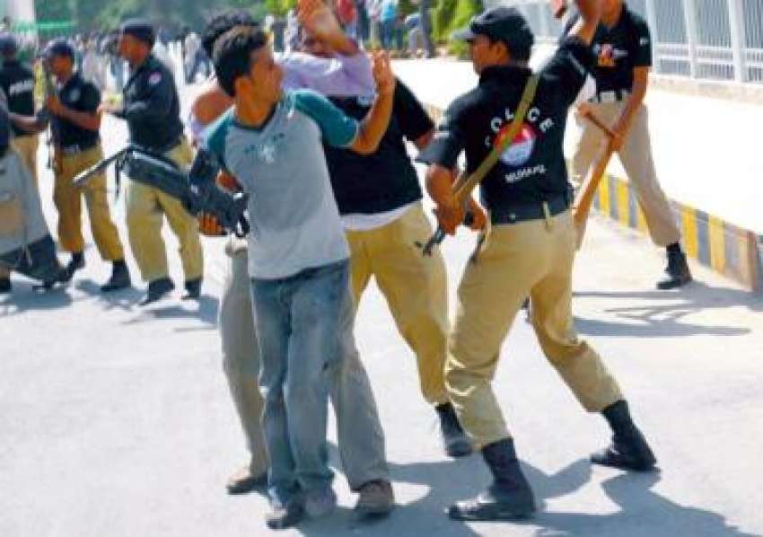 بہاول پور، پولیس کا جوان نجی ٹی وی کے کیمرہ مین پر تشدد کر ..