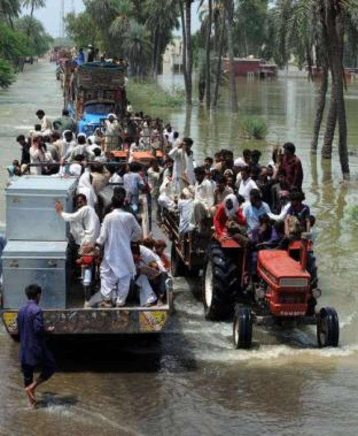 سیلاب سے متاثرہ خاندان اپنے گھروں کی طرف گامزن ہیں۔ 