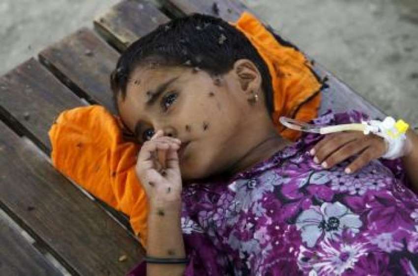 مظفر آباد، سیلاب سے متاثرہ بیماری میں‌ مبتلا بچی کو لوکل ..