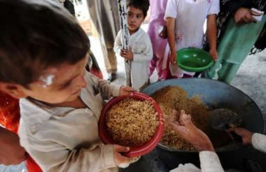 نوشہرہ، سیلاب سے متاثرہ بچے چاول حاصل کرنے کیلئے قطار میں‌ ..
