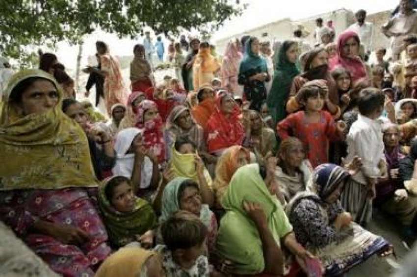 مظفر گڑھ، سیلاب سے متاثرہ خواتین امدادی سامان حاصل کرنے ..