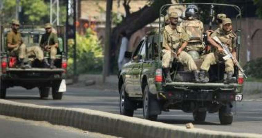 پشاور،پاک فوج کے جوان دہشتگردوں کی سرکاری عمارت پر فائرنگ ..