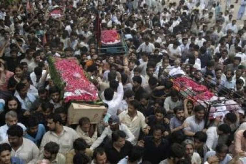 لاہور، سانحہ گامے شاہ میں‌ شہید ہونے والے افراد کو تدفین ..