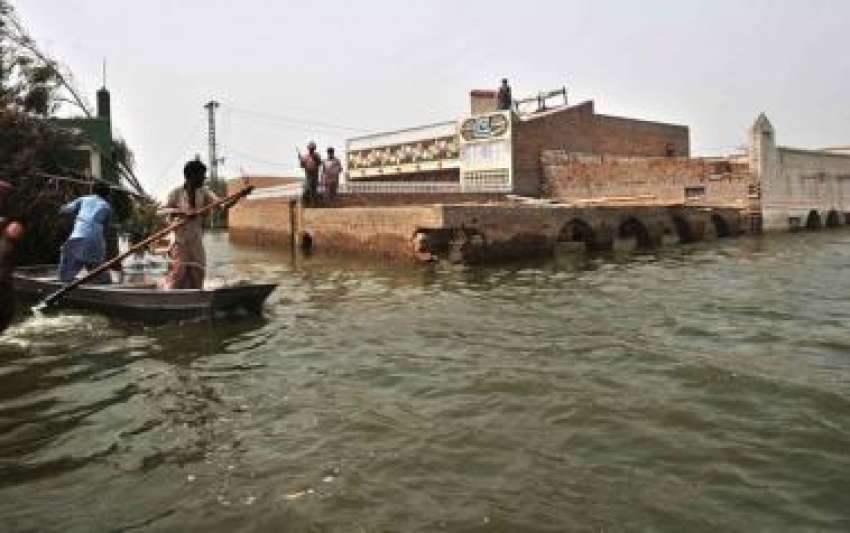 مرادچانڈیو،سیلاب متاثرین کشتی پر سیلاب سے متاثرہ علاقے ..