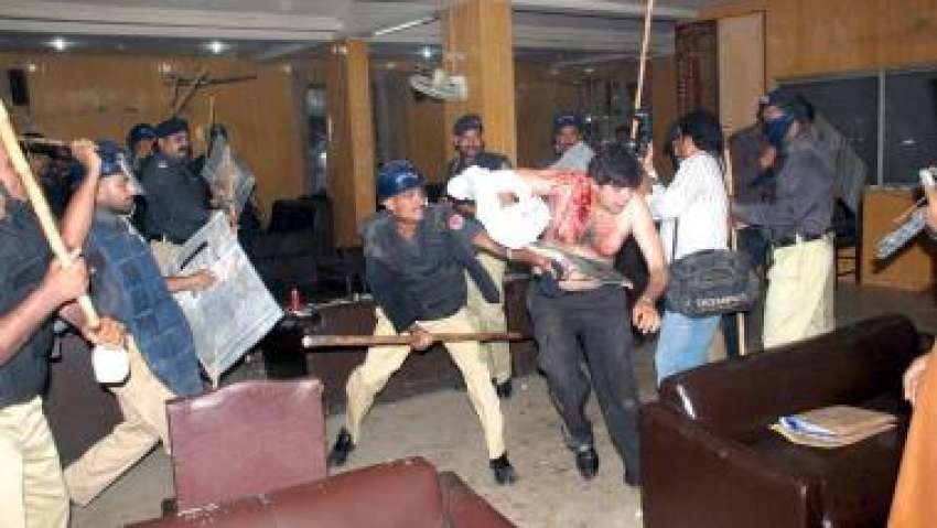 لاہور،وکلا گرفتاری کیخلاف وکلا کے یوم سیاہ کے موقع پر پولیس ..