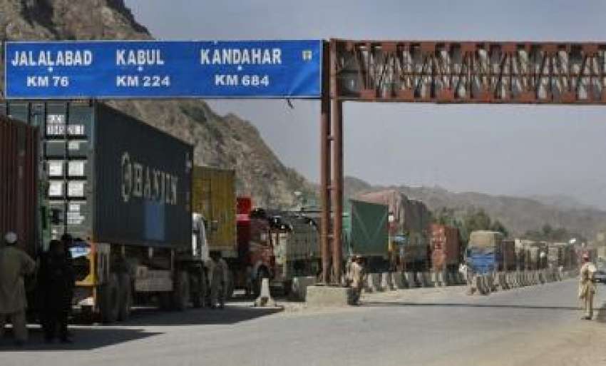 پاک‌افغان سرحد پر طورخم بارڈر پر نیٹو کیلئے سامان لے جانیوالے ..