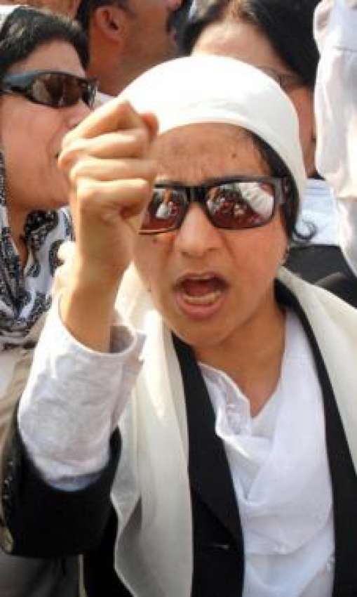 لاہور، وکلا کے احتجاج کے دوران ایک خاتون نعرے بازی کر رہی ..
