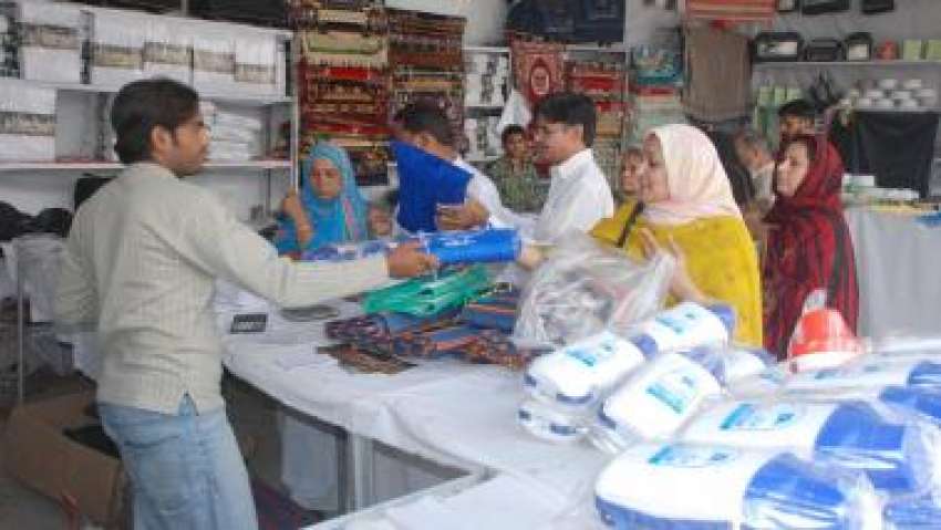لاہور،حاجی کیمپ کے اندر ایک سٹال سے حجاج خواتین خریداری ..