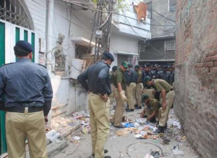 لاہور، ڈیوس روڈ کے قریب کریکر دھماکے کے بعد بم ڈسپوزل اسکواڈ ..