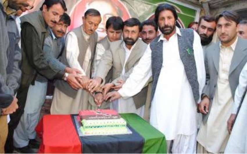 کوئٹہ، پاکستان پیپلز پارٹی کی 44 واں یوم تاسیس کا کیک پاکستان ..