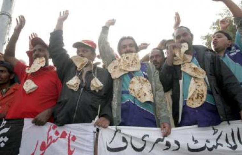 لاہور،سی این جی ایسوسی ایشنز کے ملازمین گلے میں روٹیاں لٹکائے ..
