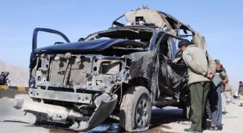 کوئٹہ، بم دھماکے میں‌ مکمل طور پر تباہ ہونیوالی پولیس وین ..