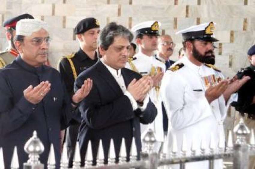کراچی،صدر آصف زرداری مزارقائد پر حاضری کے بعد فاتحہ پڑھ ..