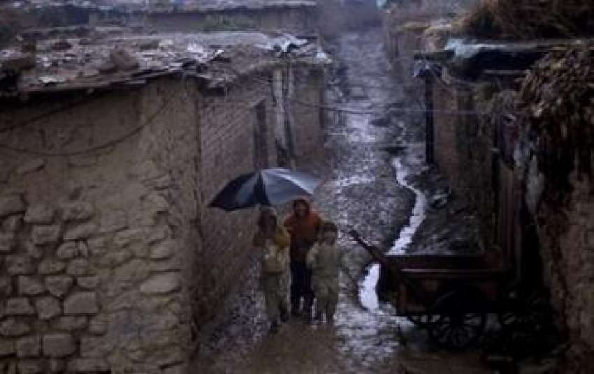 اسلام آباد،کچی آبادی کے مکین بچے بارش سے بچنے کیلئے چھتری ..