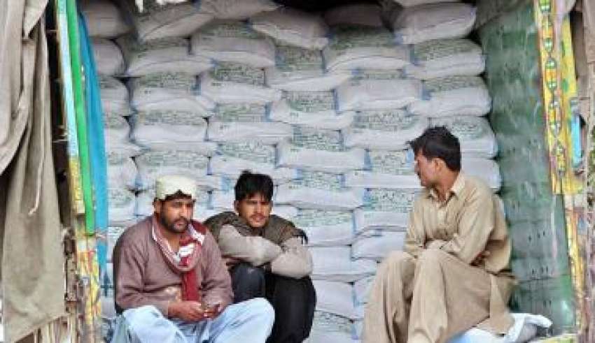 راولپنڈی،اتوار بازار میں آٹے کے ہول سیل ٹرک پر ملازمین گاہکوں ..