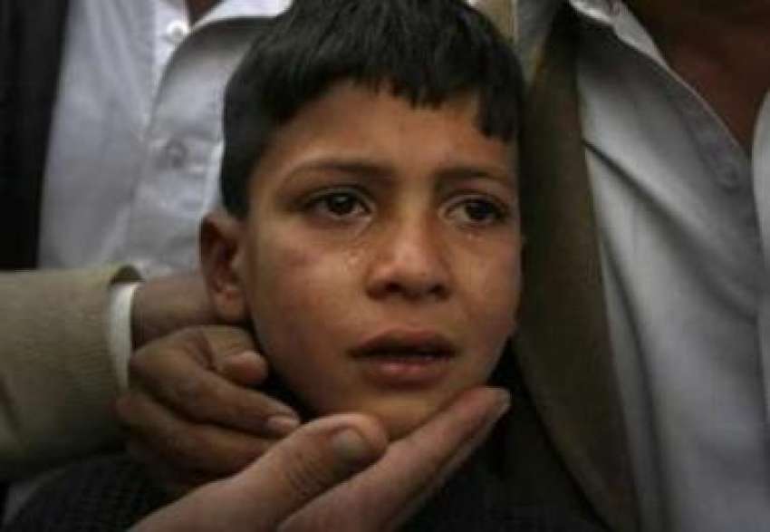 پشاور، ایک بچہ بم دھماکے میں زخمی ہونیوالے رشتہ دار کے غم ..